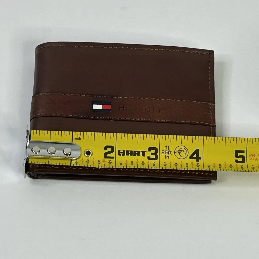 Tommy Hilfiger Mens Leather Billfold Wallet Flip ID Passcase Brown Logo FLAWS**